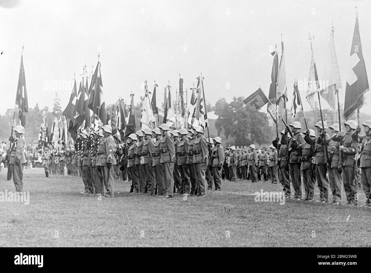 L'esercito svizzero con i loro standard durante gli esercizi presso il lago di Lucerna , Svizzera . 22 luglio 1937. Foto Stock