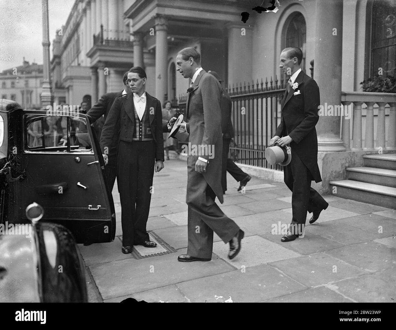 Il principe George, Duca di Kent che lascia la sua casa in Piazza Belgrave per essere il migliore uomo per il suo segretario, John Lowther, al matrimonio di Lowther con la signorina Priscilla Lambert alla Chiesa del Tempio di Londra . 22 luglio 1937. Foto Stock