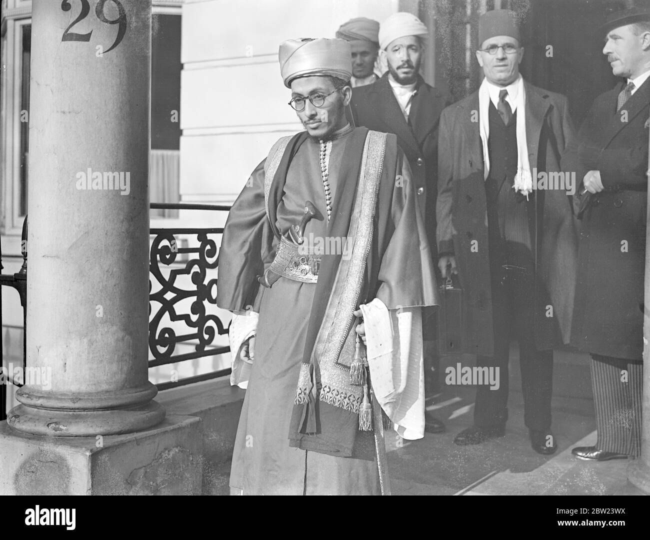 Il principe dello Yemen va a Palazzo per prendere il permesso dell'uccisione. Il Principe dello Yemen si recò a Buckingham Palace dalla sua casa nei giardini Onslow per lasciare il Re, prima di tornare a casa. Il Principe è l'ultimo dei visitatori dell'incoronazione a lasciare Londra. Ha prolungato il suo soggiorno, specialmente per festeggiare a Londra. Il festival musulmano di Id ul Azha. 11 febbraio 1938 Foto Stock