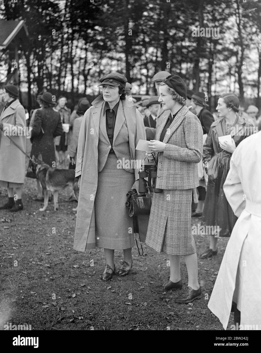 Duchess of Norfolk guarda la corsa delle donne a Newmarket. La Duchessa di Norfolk e Lady Roseberry sul corso a Newmarket quando hanno visto la signora S Langley, in sella a N e Dixon 'Lucky Patch' vincere il Newmarket Town Plate, l'unica corsa britannica per le scacchiere femminili a Newmarket. 13 ottobre 1938 Foto Stock