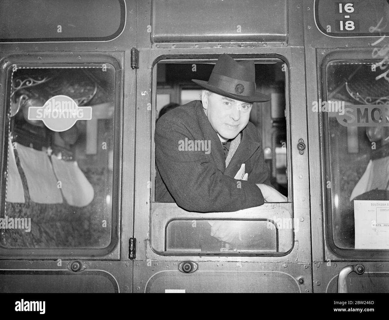 Il dottor Walter Matthews, Dean di St Pauls, e sua moglie, hanno lasciato la stazione di Waterloo sul treno a bordo del battello Brema per New York. La foto mostra il dottor Matthews e la signora Matthews nelle loro finestre a carrozza a Waterloo. 7 ottobre 1938 Foto Stock