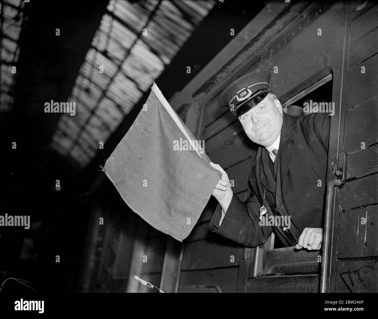 Il signor G A Horwood, guardia sulla ferrovia meridionale, sarà candidato laburista nazionale per la Bermondsey occidentale alle elezioni generali, che si prevede si terranno entro la fine dell'anno. Horwood è ben noto nella sua circoscrizione elettorale e nel 1935 è stato uno dei sei consiglieri che hanno sostenuto una mozione di censura sull'allora sindaco di Bermondsey per essersi rifiutato di incontrare re George V. Foto mostra: Il signor G A Horwood che ha accantito il suo treno alla stazione di London Bridge. 5 ottobre 1938 Foto Stock