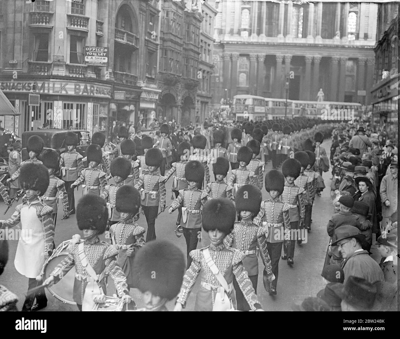 Grenadiers esercitare antico privilegio come si marcia attraverso la città. Gli uomini delle Guardie di Grenadier esercitarono l'antico privilegio del reggimento di marciare attraverso la Città di Londra con tamburi, battimenti, baionette fisse e colori Flying che tornarono dalla Cattedrale di St Paul alla caserma di Wellington dopo la cerimonia di posa di vecchi colori nella Cattedrale. Spettacoli fotografici, i Grenadiers che marciano lungo la collina di Ludgate, da St Paul's, 2 ottobre 1938 Foto Stock