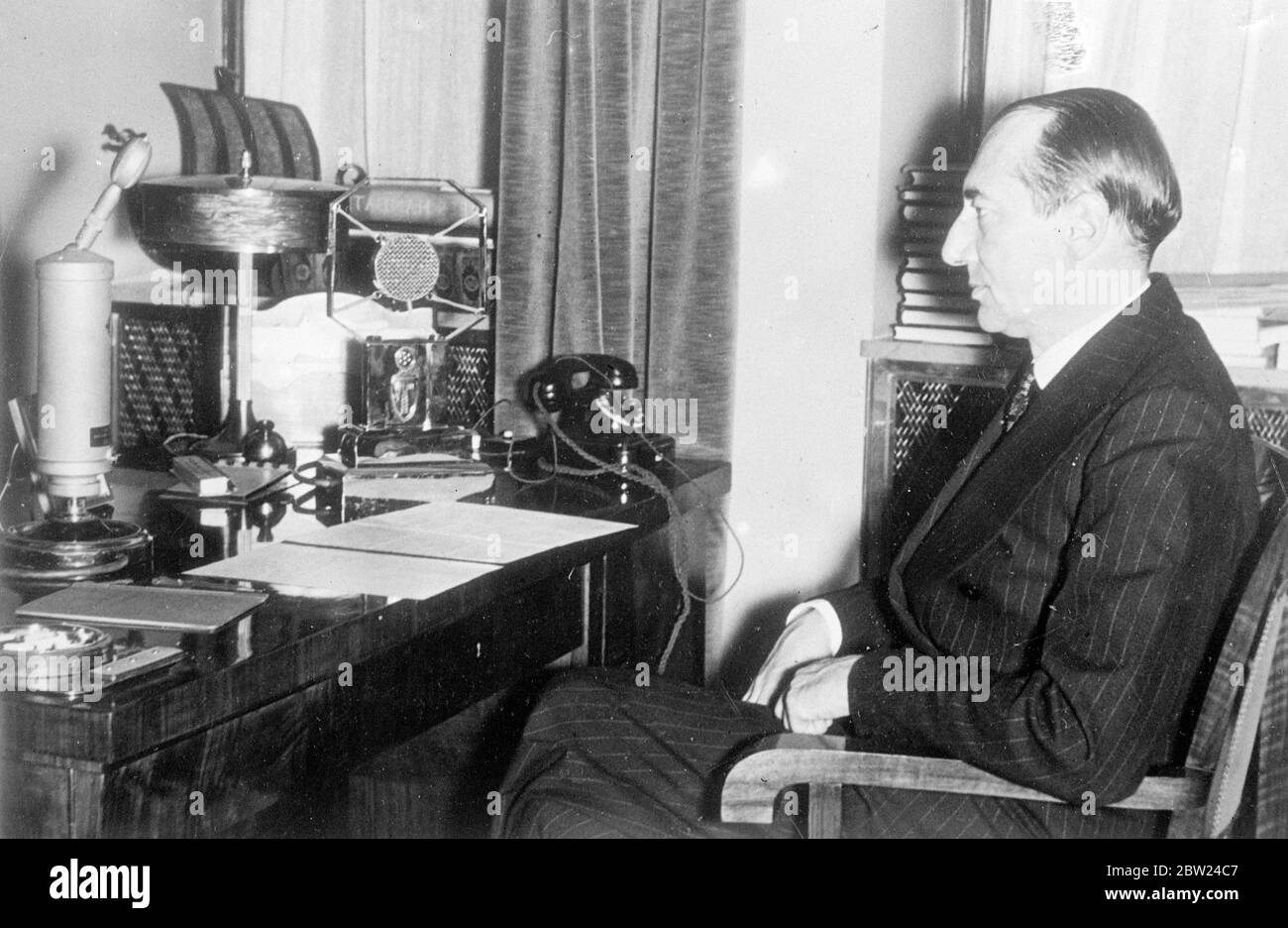 Il colonnello Beck , trasmesso alla nazione polacca su vittoria senza sangue. Col Joseph Beck, ministro degli Esteri polacco, ha fatto un discorso alla nazione dal suo ufficio a Varsavia sugli eventi che hanno portato alla cessione della Cecoslovacchia in Polonia, della minoranza polacca a Teschen. Foto Stock