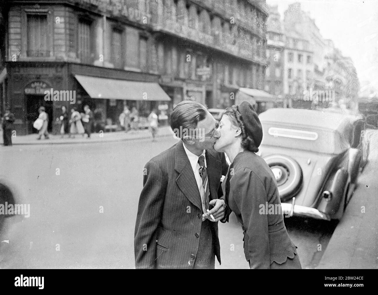 Bacio di addio per un difensore della Francia. Un gran numero di reserviisti francesi stanno lasciando la Gare l'Est a Parigi per posta sulla linea Maginot, le grandi fortificazioni sulla frontiera orientale. Dopo la richiesta dei reservisi, la Francia, come più di 1 milione di uomini in armi nel caso in cui dovrebbe essere chiamata a rispettare i suoi obblighi di trattato nei confronti della Cecoslovacchia. Spettacoli fotografici, un giovane reserviss addio per sua moglie, alla Gare l'Est, Parigi 25 settembre 1938 Foto Stock