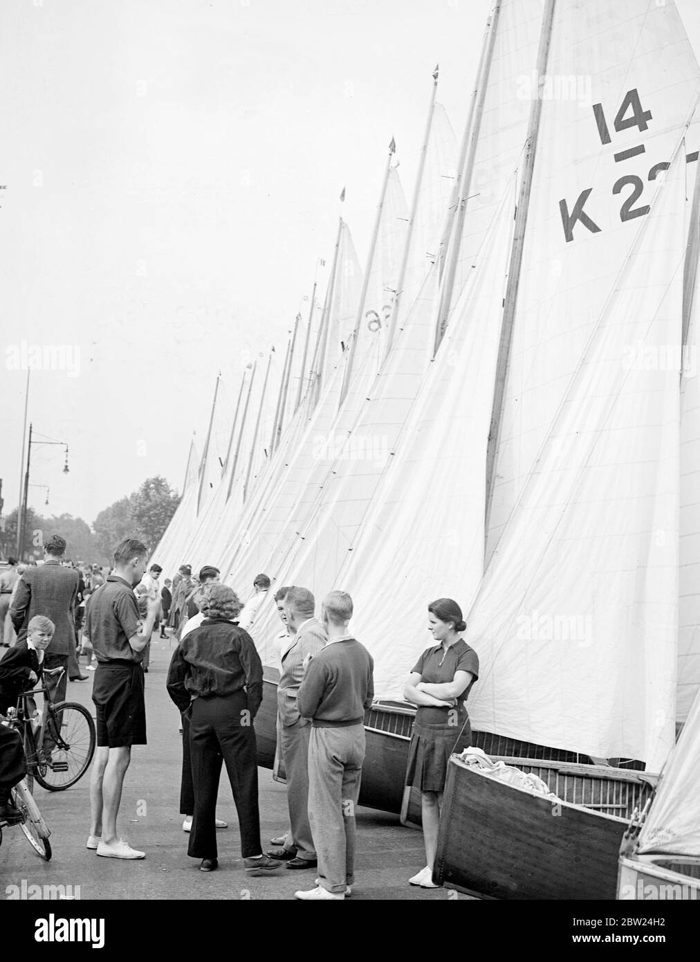 Albero torreggiante e vele di yacht sulle rive del Tamigi a Putney prima dell'inizio della Ranelagh Trophy Race. 11 settembre 1938 Foto Stock