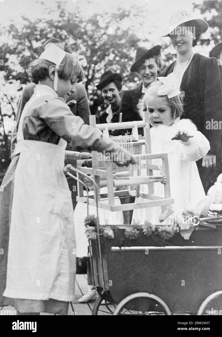La principessa svedese, di quattro anni, compie il primo impegno pubblico. La principessa Margaretha di Svezia, che presto festeggerà il suo quarto compleanno, svolge il suo primo dovere ufficiale quando ha distribuito premi in un concorso di fiori per il giorno dei bambini allo Skansen Open Air Day Museum di Stoccolma. La principessa, quattro il mese prossimo, fu accompagnata dai suoi genitori, il principe Gustav Adolf e la principessa Sibylla. Foto mostra, Principessa Margaretha (a destra), consegna di un giocattolo a un vincitore di premi. Dietro a destra si trova la principessa Sibylla 5 settembre 1938 Foto Stock