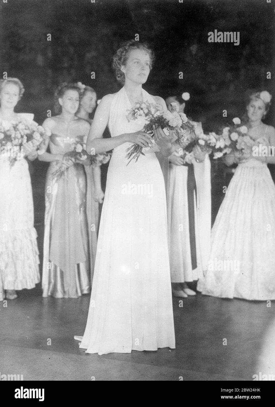 La signora Sirkka Salonen, finlandese, con il suo bouquet, è stata eletta Miss Europe al concorso internazionale di Copenaghen, Danimarca. Regine di bellezza di ogni paese europeo ha gareggiato. 11 settembre 1938 Foto Stock