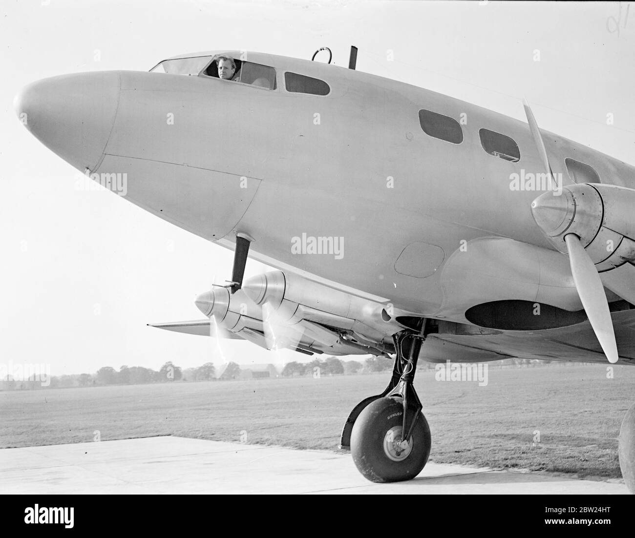 Serie speciale di Geoffrey de Havilland durante il volo di prova del prototipo DH.91 Albatross, G-AEVV, su Hatfield, settembre 1938 Foto Stock