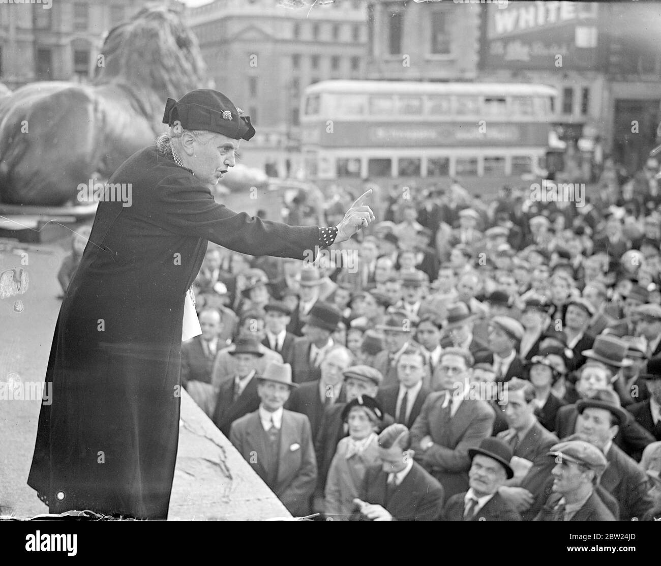 La sig.ra Eleanor Rathbone, parlamentare, si rivolge alla grande folla che si è riunita per l'incontro della Campagna Internazionale di Pace a sostegno della Cecoslovacchia, tenutosi a Trafalgar Square, Londra. Spettacoli fotografici: Eleanor Rathbone alla riunione di questo pomeriggio. 18 settembre 1938 Foto Stock