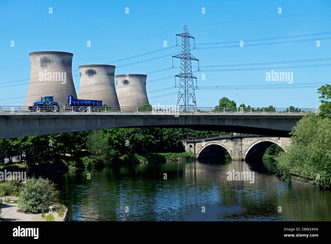 Ferrybridge Power Station e Ponte Vecchio costruito da John Carr, West Yorkshire, Inghilterra, Regno Unito Foto Stock
