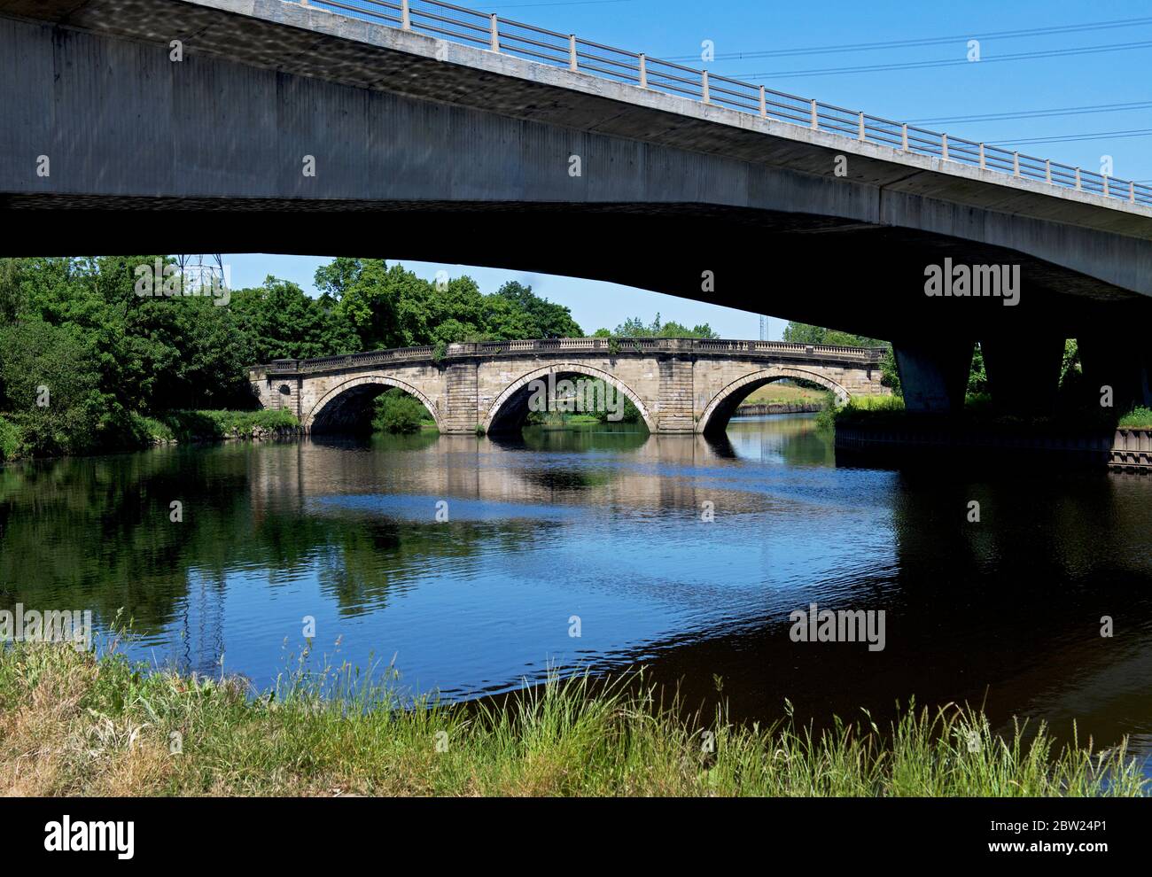 Il fiume Aire e il vecchio ponte costruito da John Carr, West Yorkshire, Inghilterra Regno Unito Foto Stock