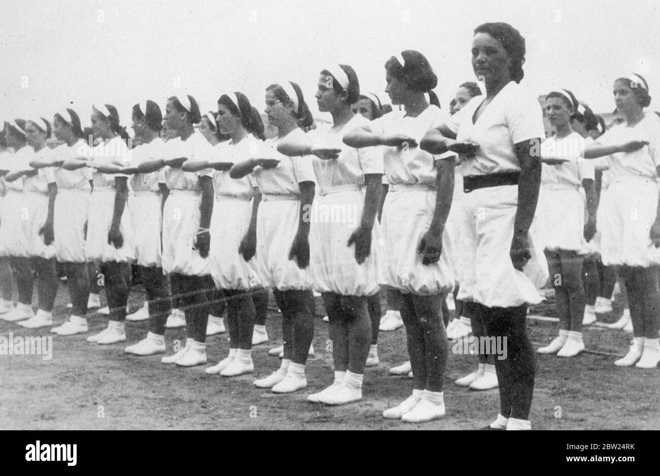 Le ginnastie albanesi celebrano il decimo anniversario del re Zog. Nell'ambito delle celebrazioni del decimo anniversario della proclamazione di Zog come Re degli Albanesi, le ginnastie della Regina Madre Istituto hanno dato una mostra a Tirana alla presenza della Principessa Myzejen, sorella del Re, che è la "Patrona dello Sport" dell'Albania. Foto mostra, le ragazze ginnasts nella loro uniforme distintiva, salendo alla esposizione. 3 settembre 1938 Foto Stock