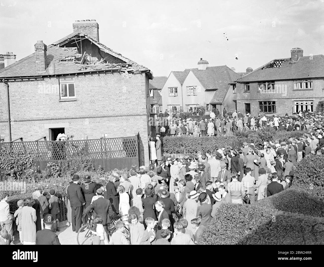 Quattro hanno riferito di essere morti, 24, feriti quando l'aereo si schianta a Londra casa dopo aver danneggiato il tetto di un altro. Quattro persone sono state uccise e 24 feriti quando un aereo si è capito di essere venuto dalla Reserve Flying School a Hatfield e sono stati pilotati dal suo Sgt Morris, schiantato in una casa a Dunholm Road, Edmonton. La casa e l'aereo sono stati bruciati. Foto mostra, il tetto danneggiato della casa che l'aereo ha colpito per primo. La casa bruciata è anche visto nella foto. 4 settembre 1938 Foto Stock
