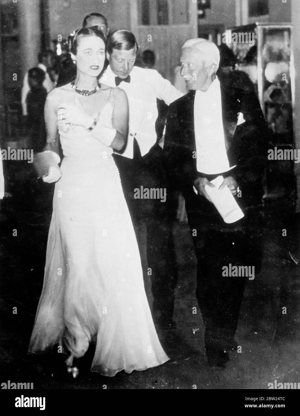 Duca e Duchessa di Windsor al Carity Ball di Cannes. Il Duca e la Duchessa di Windsor erano ospiti dell'annuale Bal des Petits Lits Blancs (palla dei piccoli letti bianchi), una brillante funzione di beneficenza a Cannes. Spettacoli fotografici, il Duca di Windsor e la Duchessa di Windsor con M ison Bailby, organizzatore, al pallone. 28 agosto 1938 Foto Stock