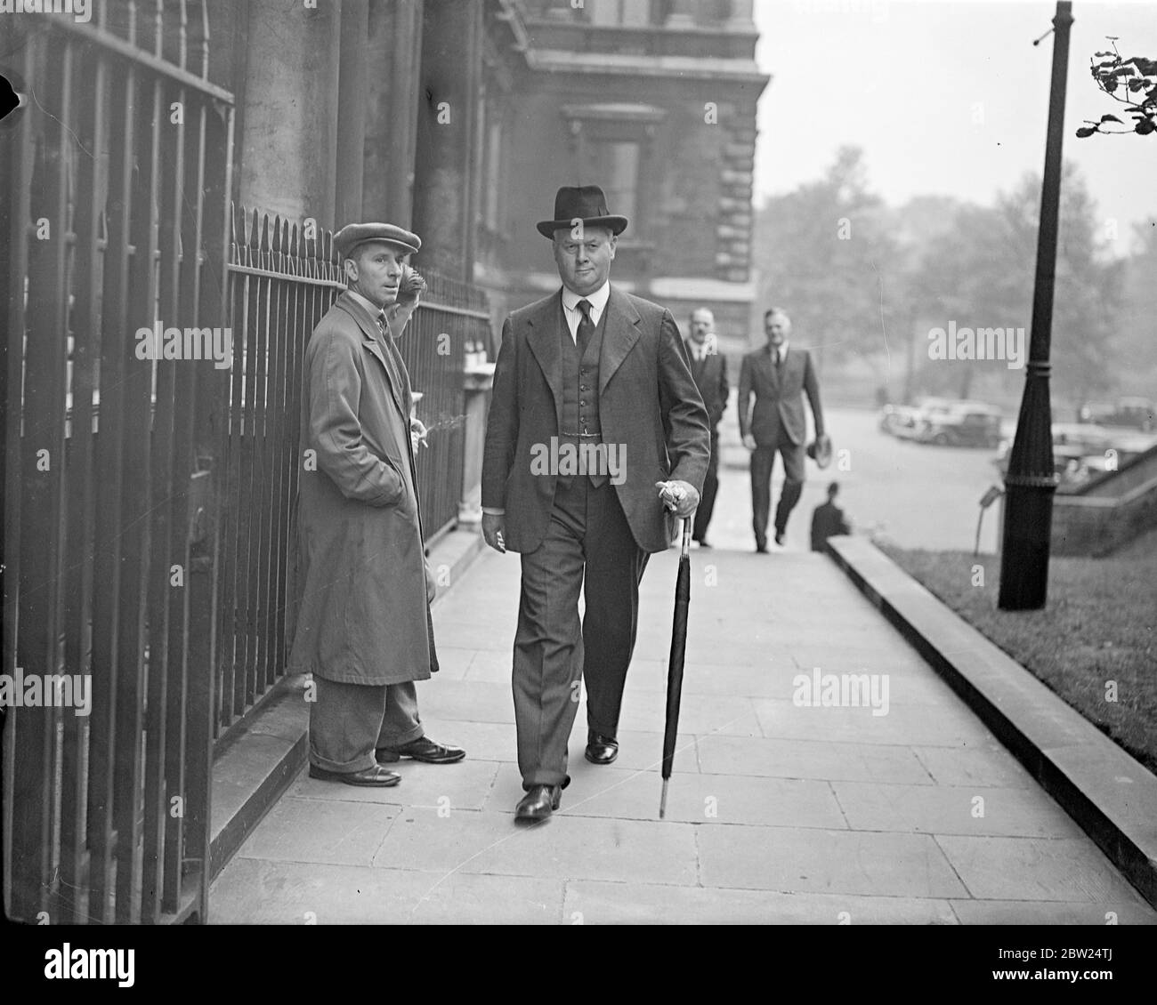 Sir Thomas Inskip, ministro per il coordinamento della Difesa, camminando attraverso Downing Street prima dell'importante riunione del governo sulla situazione cecoslovacca 12 settembre 1938 Foto Stock