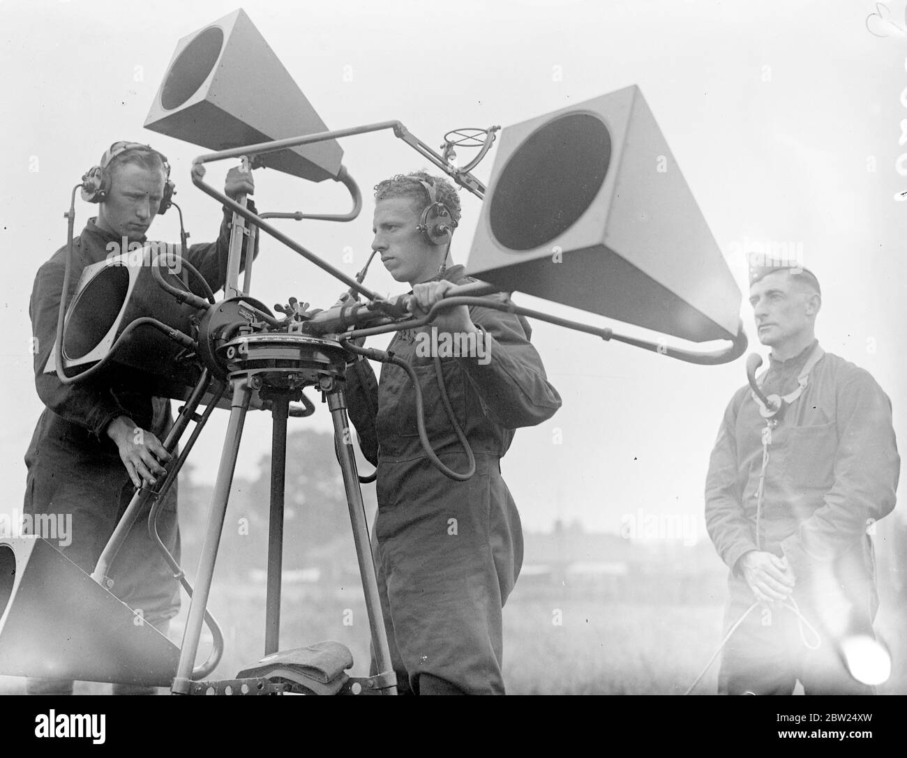 La più grande guerra aerea mimica della Gran Bretagna, la Home Defense Air Exercises, che è 'scoppiato' in una zona che si estende dall'estuario del Tamigi alla foce del Humber. Velivoli di 54 Squadron, con base a RAF Northolt, Essex e le unità di difesa a terra sono impegnati nelle manovre, le esercitazioni Home Defense Air. Spettacoli fotografici, membri del 32mo Battaglione Royal Engineers (Territorials) presso il loro localizzatore di crostown. 5 agosto 1938 Foto Stock