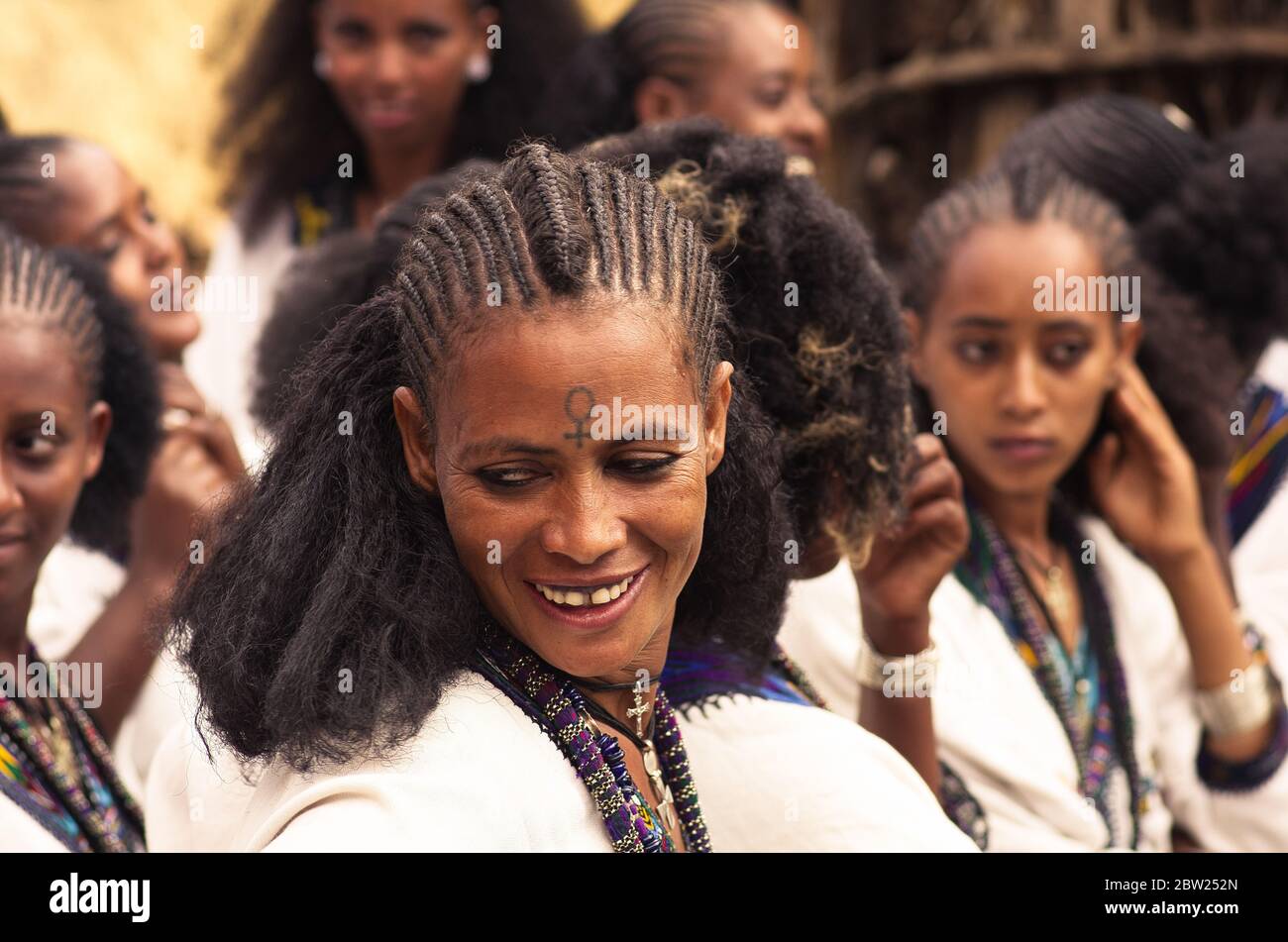 LALIBELA, ETIOPIA, cristiana ortodossa etiope con tatuati simboli cristiani sul viso e tradizionale maglia intrecciata acconciatura il 2 agosto Foto Stock