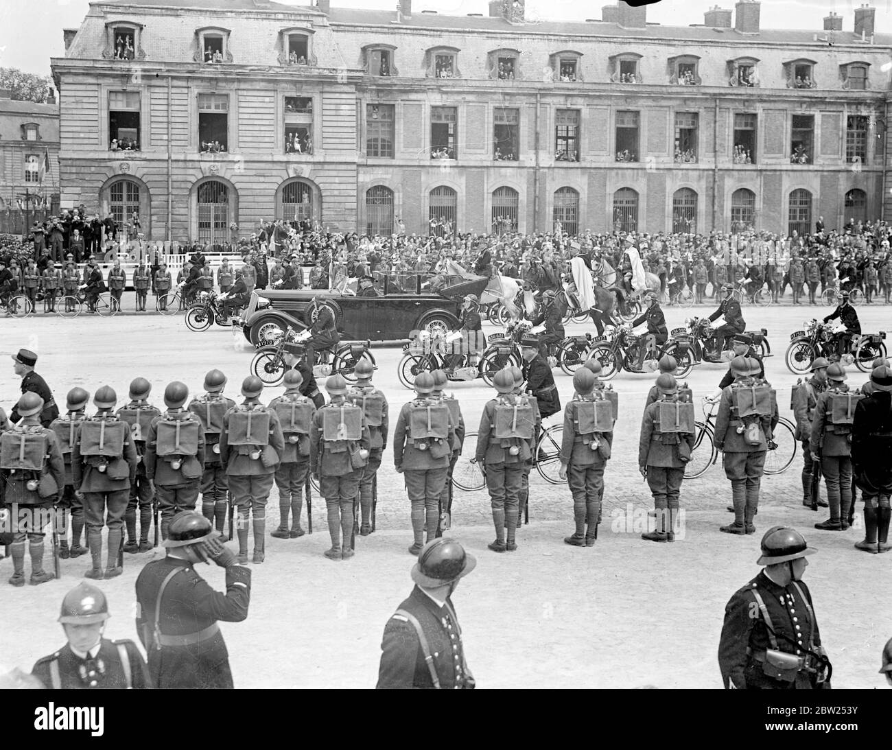 Il re va al pranzo di Versailles dopo la parata militare. Il re, accompagnato dal presidente Lebrun, ha recensito oltre 50,000 uomini dell'esercito francese, tra cui la cavalleria, le divisioni meccanizzate e coloniali, in una parata in suo onore a Versailles, Parigi. Durante una revisione 600 aerei volarono in testa. Dopo la revisione. Il re fu ospite d'onore ad un pranzo presso la Sala degli specchi della ChÃ¢teau di Versailles. Spettacoli fotografici, il re di lasciare la sfilata per assistere al pranzo al Versailles ChÃ¢teau. Foto mostra, l'auto del re circondato da truppe alla recensione. 21 luglio 1938 Foto Stock