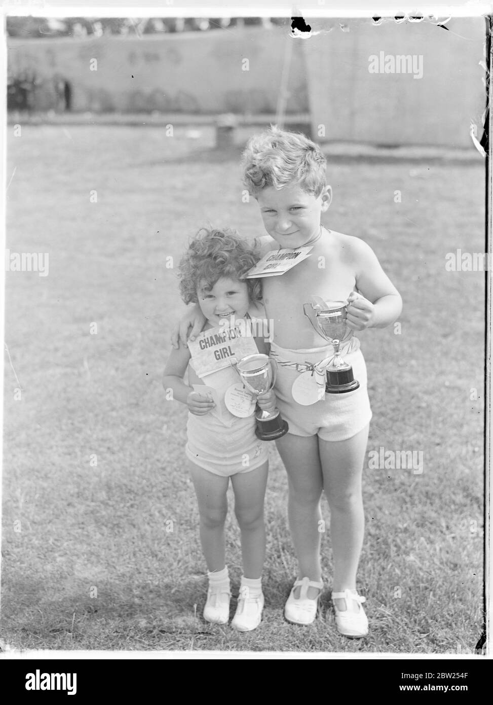 Vincitori del concorso "Beautiful toddlers" di Southend. Jeannette Mary Latta, di 3 1/2 anni, di Brentwood, è stata giudicata la ragazza campione e John Stewart Barkway di Westcliff, 5 1/2 anni, il ragazzo campione nella bella gara per bambini nel Priory Park in connessione con la settimana di Carnevale di Southend. Lupin Lane, il comico era il giudice. Spettacoli fotografici, Jeanette Mary Latta, e John Stewart Barkway, la ragazza campione e ragazzo. 16 agosto 1938 Foto Stock