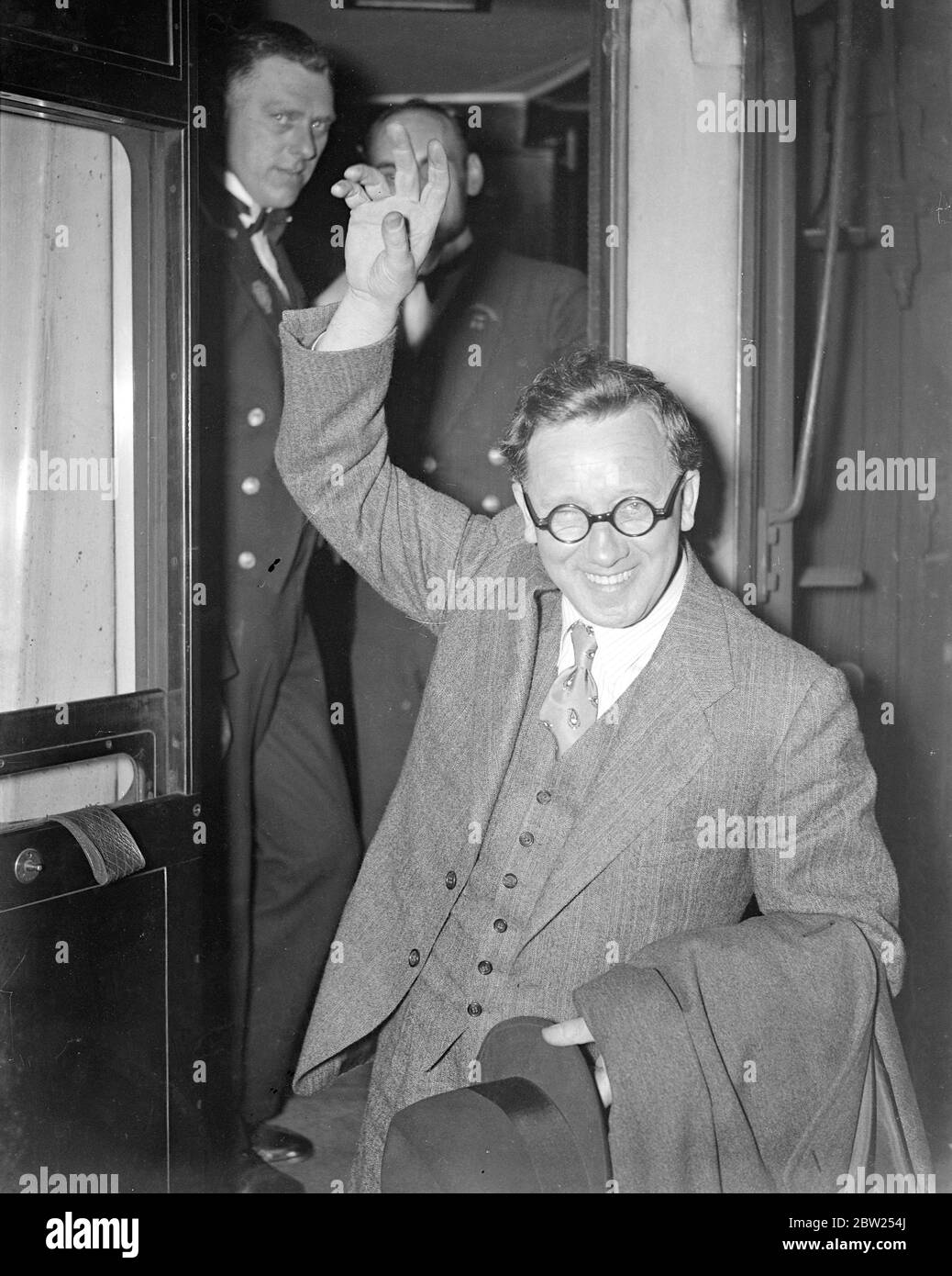 Herbert Morrison torna dal tour americano della conferenza. Herbert Morrison, leader del London County Council, sorridendo all'arrivo alla stazione di Paddington sul treno a bordo di Manhattan dal suo tour in conferenza in America. 27 aprile 1938 Foto Stock