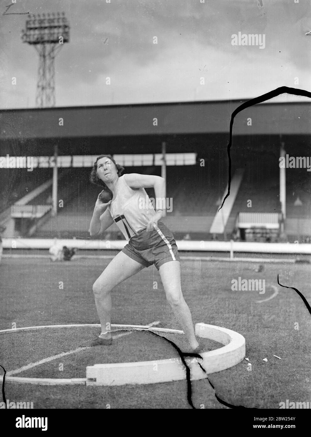 Le atlete gareggiano nei campionati di White City. I campionati della Women's Amateur Athletic Association si sono svolti presso la White City, Londra. Hanno partecipato duecento concorrenti. Spettacoli fotografici, M Okell del Middlsex Ladies Athletic Club. 2 luglio 1938 Foto Stock