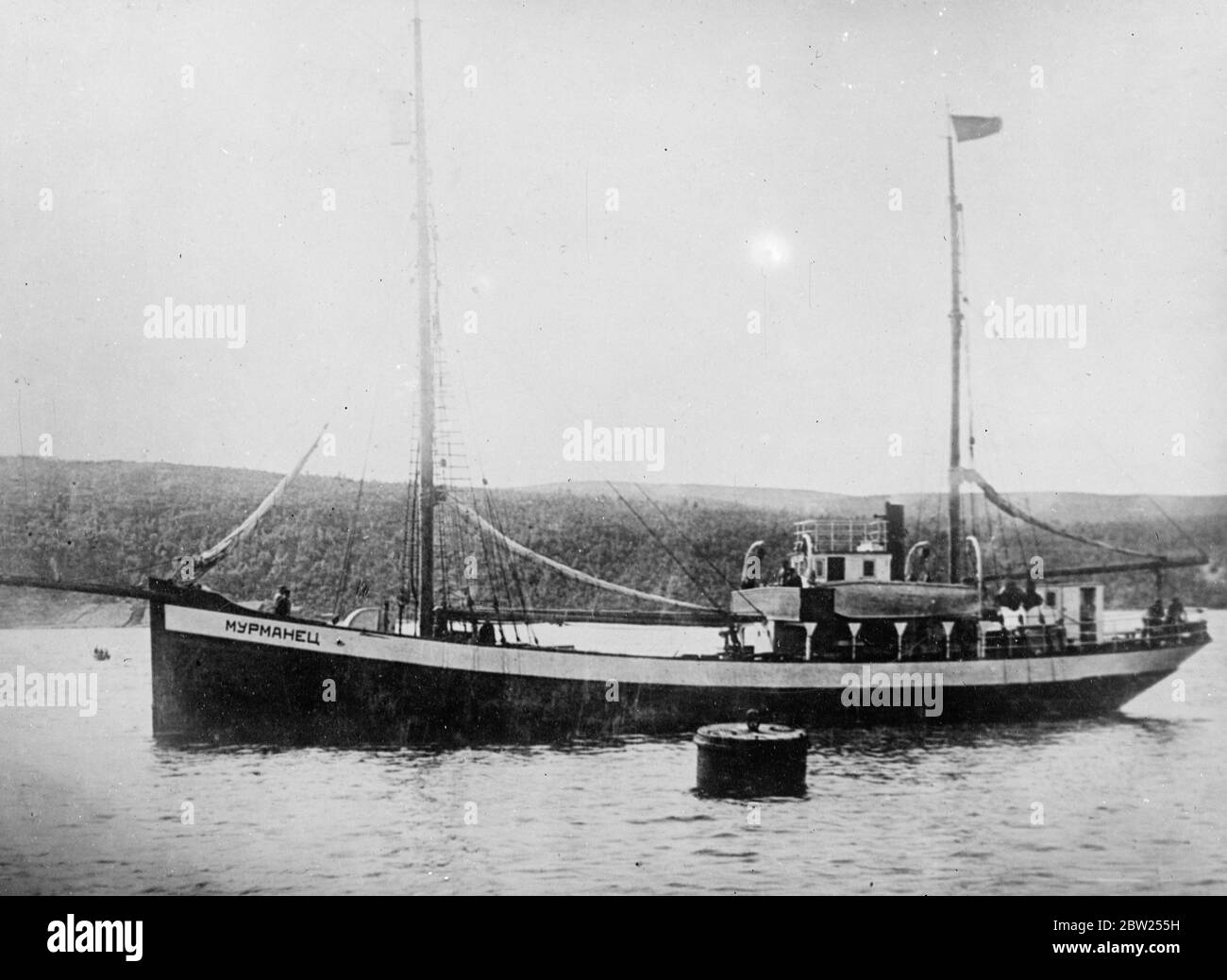 Nave che è andato a salvataggio di partito polare di galleggiamento di ghiaccio ora temuto condannata. A Mosca si sentono gravi timori, non solo per la sicurezza dei quattro scienziati russi che si sono rivisti sulla pista di ghiaccio nelle regioni polari, ma anche per la nave idrografica Murmanetz, Che è andato al loro salvataggio quando l'ultima volta ha sentito parlare, la Murmanetz stessa stava affrontando disastro nel mare della Groenlandia, mari enormi che hanno infrantito lei e la sua stiva è piena di acqua. Una delle scialuppe di salvataggio era stata spazzata via. Il suo skipper, Captain Ulianov, radioed al dipartimento di rotte del Mare Artico a Mosca 'il mio equipaggio di lottare duramente per salvare la nave e. Foto Stock