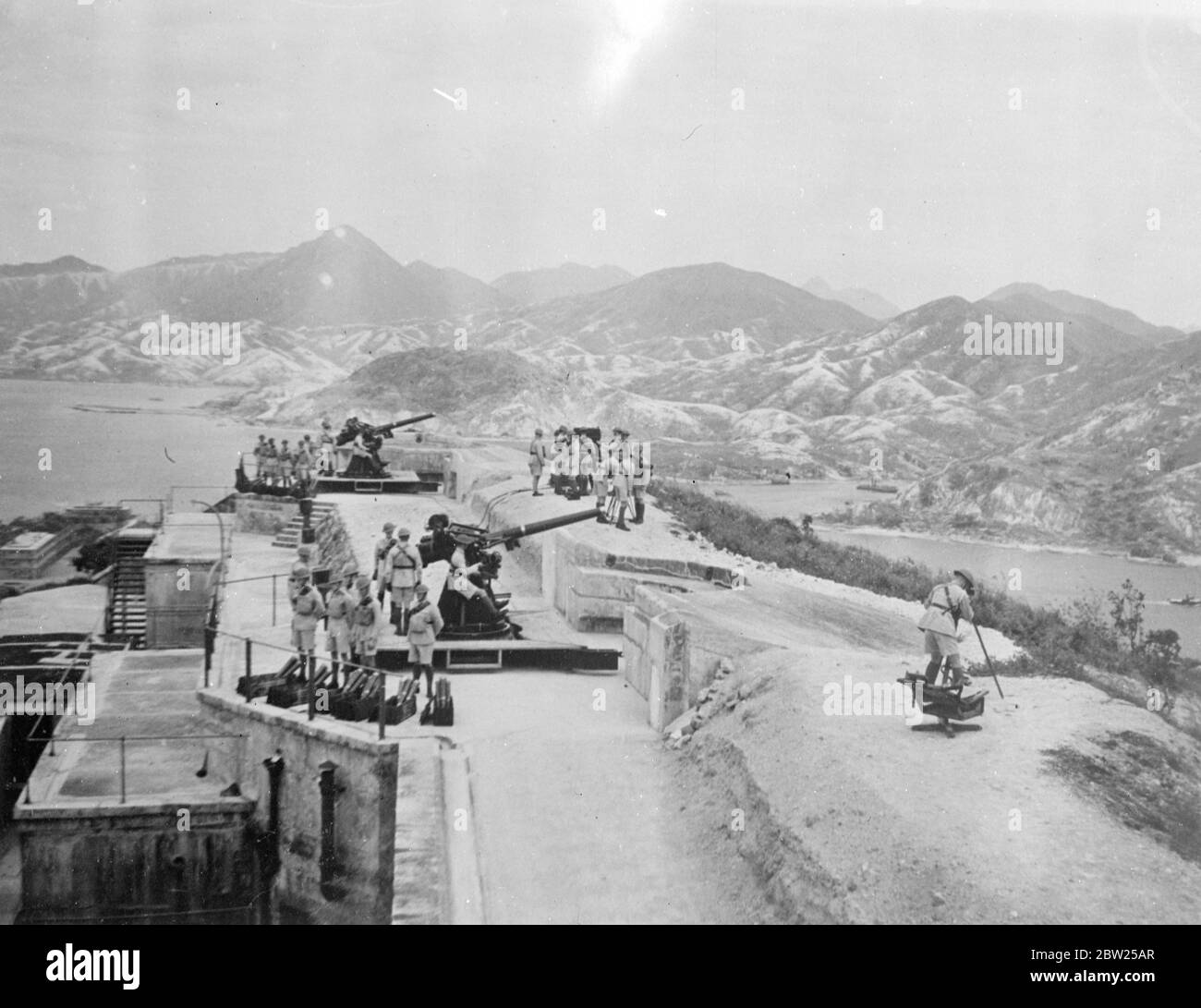 La Gran Bretagna rafforza le difese di Hong Kong mentre la guerra giapponese di sino minaccia la colonia. Con le ostilità giapponesi di sino che si stanno avvicinando in modo pericoloso, la Gran Bretagna sta rafforzando le sue difese a Hong Kong, la colonia vitale al largo della costa sudorientale della Cina. Spettacoli fotografici, una batteria anti-aereo inglese che protegge il porto di Hong Kong. 3 febbraio 1938 Foto Stock