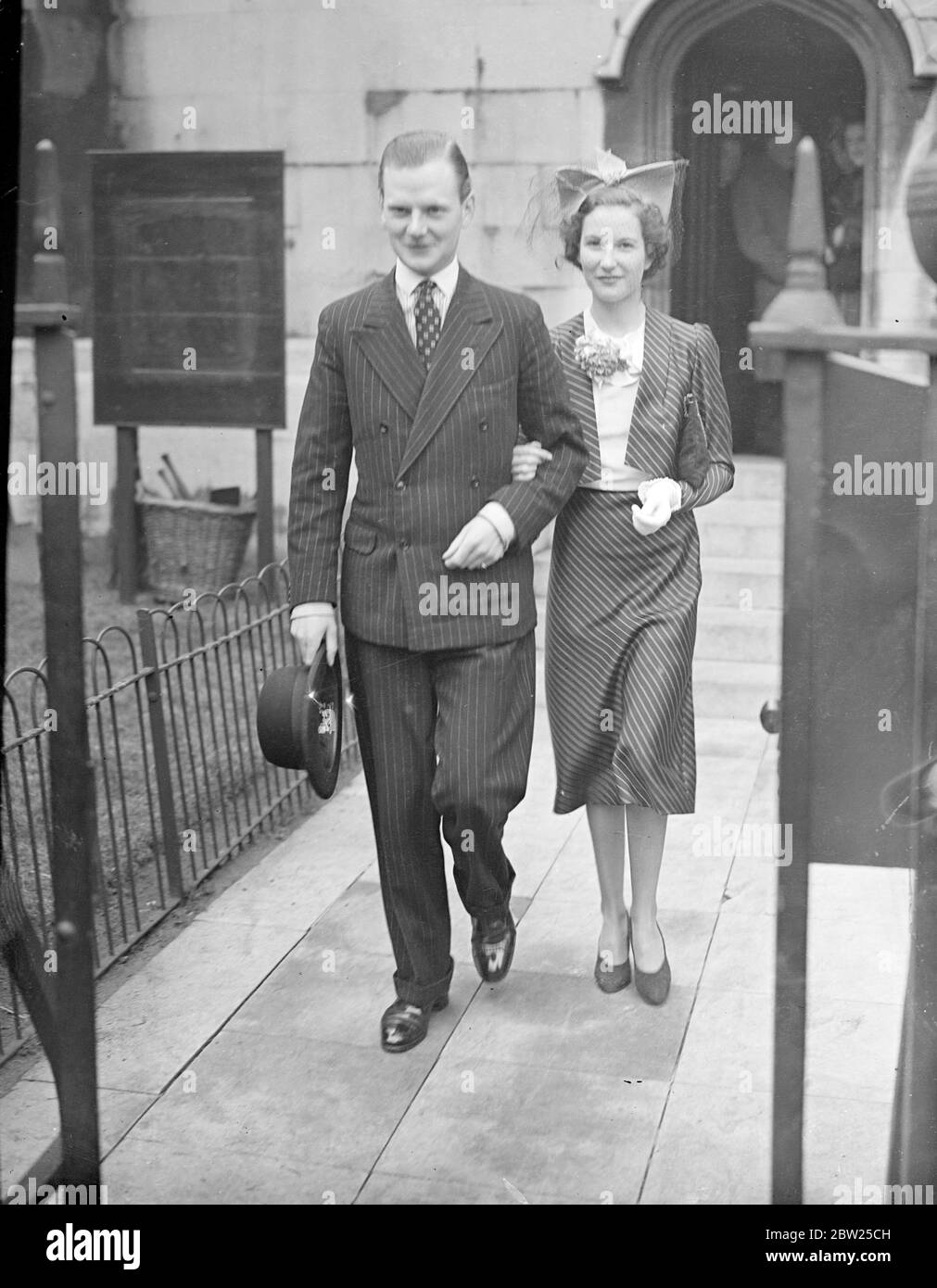 Regine, nipote e sposo partecipano alle prove del loro matrimonio. Una prova si è svolta a St Margaret's, Westminster, del matrimonio di Miss Anne Bowes Lyon, nipote della Regina, al visconte Anson. Il matrimonio si svolge domani. (Giovedì). Spettacoli fotografici, il visconte Anson e la sua sposa, la signora Anne Bowes Lyon, che partì dopo la prova del loro matrimonio. 27 aprile 1938 Foto Stock