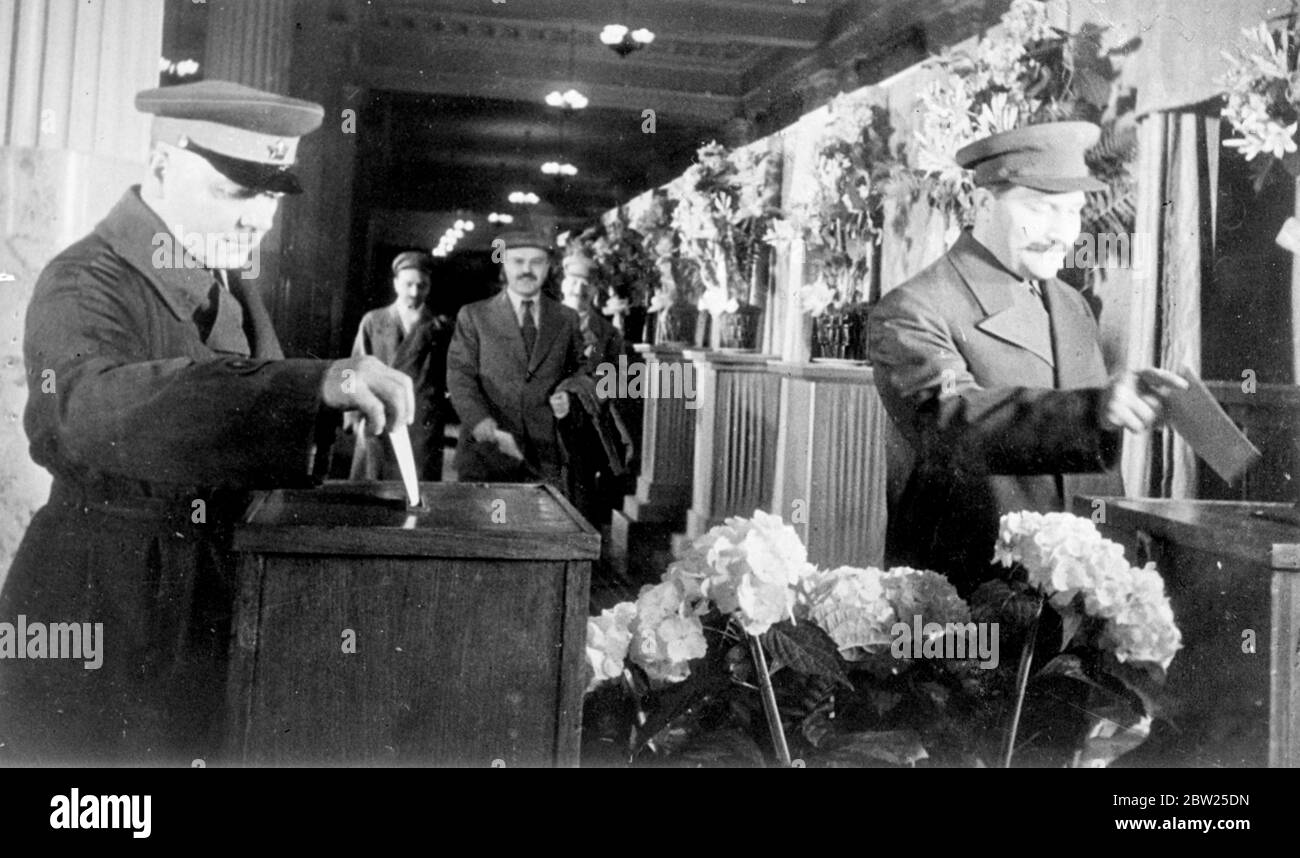 Il Commissariato di guerra voterà alle elezioni sovietiche supreme. In un giorno dichiarato festa nazionale, tutta la Russia è andata alle urne per votare i membri del Soviet supremo, il governo dell'URSS. Il giorno è stato dato alla gioia nazionale e ogni città e villaggio ha avuto la sua festa. Foto, K Voroshilev, il Commissario della Difesa (a sinistra) e L Kaganovich hanno votato. J Stalin, V Molotov e UN Mikoyan si stanno avvicinando alle casse del balletto. 1 luglio 1938 Foto Stock