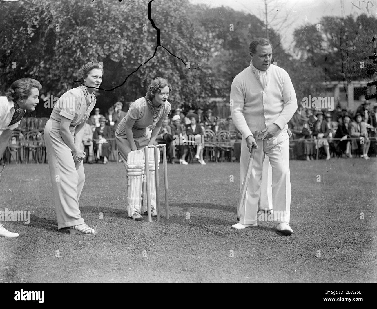 Una partita di cricket tra autori e attrici è stata una caratteristica speciale del Gale Gordon Party tenutosi a Caen Wood Towers, Hampstead Lane, Highgate, in aiuto della Sherborne Nursey School e dei gruppi Nord e Sud Ovest della St Pancras House Improvement Society. J B Priestley capitanò gli autori e Beatrice capitanò le attrici. Spettacoli fotografici, J B Priestley, il capitano che batte con i jeans Ursula come guardiano del wicket. 12 luglio 1939 Foto Stock