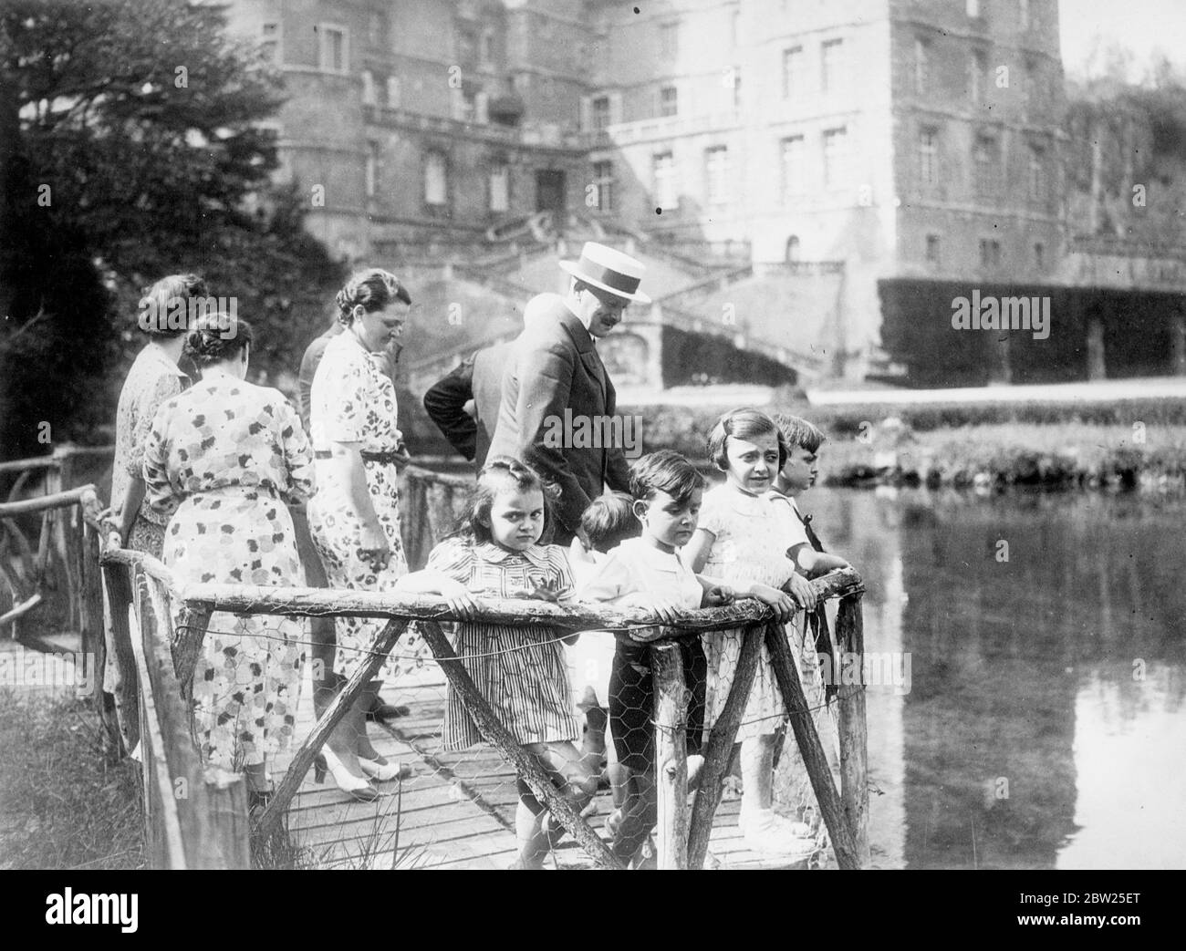 Presidente francese con i suoi nipoti in vacanza chÃ¢teau. Pres Albert Lebrun della Repubblica francese, ospite del re e della regina in occasione della loro recente visita di Stato in Francia, è in vacanza presso l'ChÃ¢teau de Vizille con Mme Lebrun e i membri della loro famiglia. Spettacoli fotografici, presidente LEBRUN, con cannuccia, mostrando i suoi nipoti il lago nei terreni del ChÃ¢teau de Vizille. Nella foto sono anche Mme Jean Lebrun , la figlia del presidente (al centro) e Mme Lebrun, moglie del presidente (in primo piano, di nuovo alla macchina fotografica). 3 agosto 1938 Foto Stock
