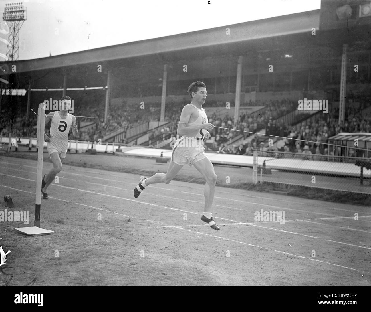 American vince la partita di White City a 220 metri. I principali atleti di 17 nazioni, tra cui campioni mondiali e olimpici, hanno partecipato alla partita internazionale di atletica alla White City, Londra, in occasione delle festività nazionali. Photo Shows, P Walker of America che vince i 220 metri in 21.7 secondi da M B Osendarp of Holland e A Pennington (Gran Bretagna, terzo) il 1 agosto 1938 Foto Stock