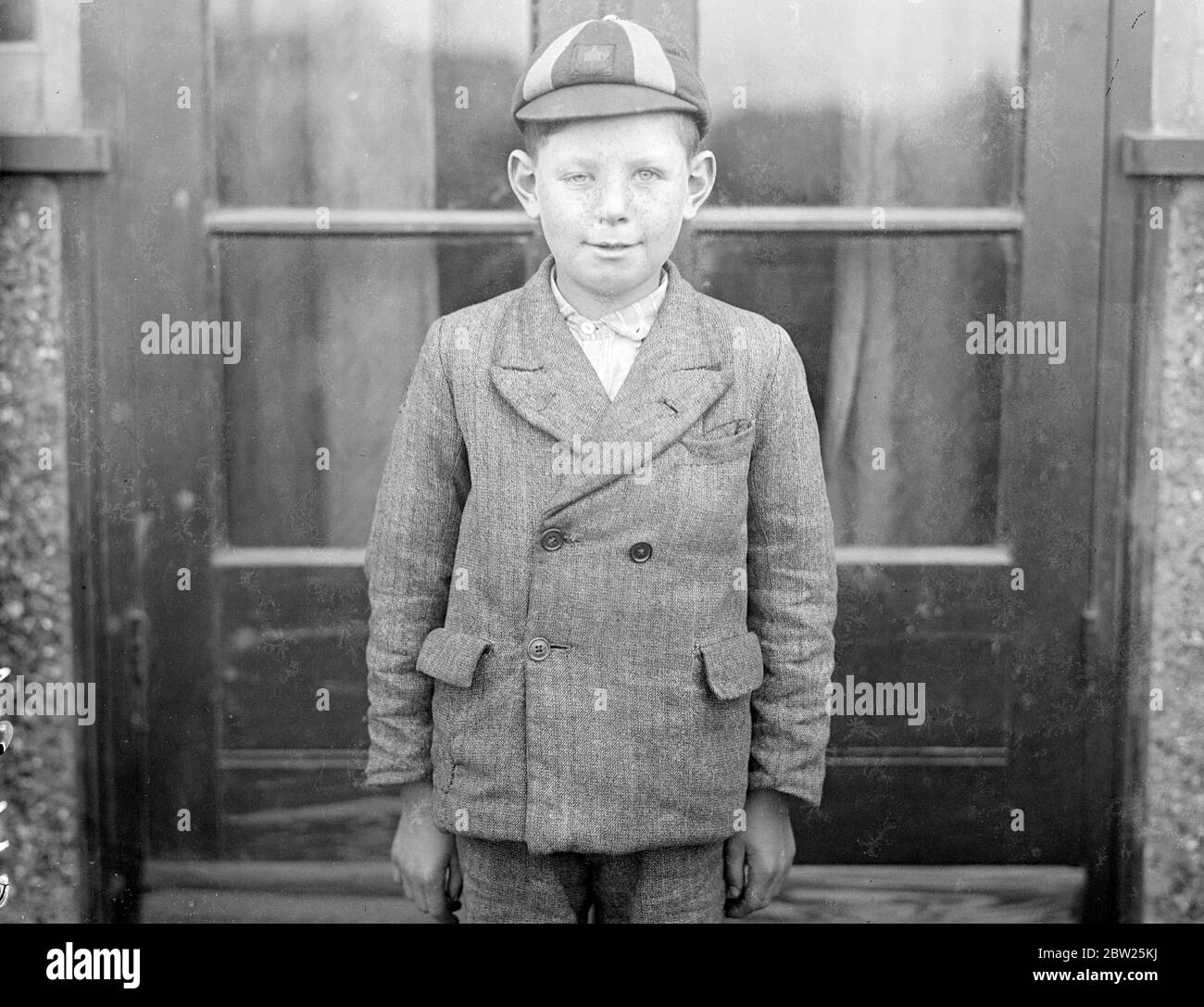 il ragazzo di 8 anni trova la madre in fiamme la avvolge in un abbraccio. Le donne muoiscono in ospedale. Tornando a casa dalla scuola, il vescovo Willie di otto anni entrò nella sua casa al Central Park Estate, Rainham, Essex, per trovare sua madre, presa improvvisamente malata, e caduto nel fuoco. Mostrando grande presenza di mente per un ragazzo della sua età, la trascinò via, soffocò le fiamme con un tappeto e chiamò vicini al suo aiuto. La madre, la signora Eleanor louisa Bishiop di 43 anni, morì in ospedale. 3 maggio 1938 Foto Stock