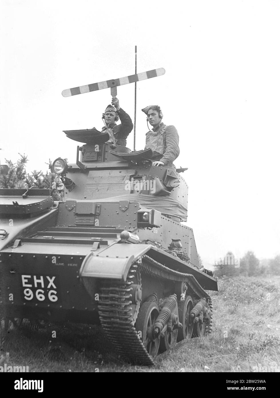 Recentemente, ha meccanizzato Brigade in Hampshire manovre. Le divisioni della prima Brigata di Cavalleria recentemente meccanizzata cooperano con la Brigata dei carri armati nelle importanti manovre militari nell'area dell'Hampshire. Foto, uomini della quarta regina Hussars della prima Brigata Cavalleria segnalazione da un carro armato vicino a Vescovi Waltham, Hampshire. 16 agosto 1938 Foto Stock