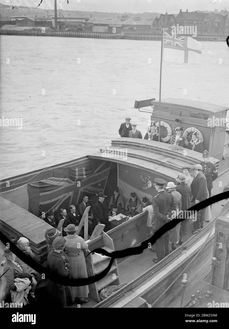 Ammiraglio della Corte Medway in una chiatta. Sindaco in secoli vecchio ufficio. L'ammiraglio della Corte Medway, che controlla venti miglia della pesca fluviale, ha avuto la sua riunione annuale nello scafo di una chiatta ormeggiata al largo di Rochester per ascoltare le controversie o le domande presentate dai pescatori liberi del Consigliere Medway e C Edmunds, Sindaco di Rochester, Presieduta dalla Corte come Ammiraglio della Medway, una posizione per centuriesby Mayor della città del Kent, dodici pescatori liberi formano la giuria. Foto spettacoli, la corte dell'Ammiraglio nella chiatta ormeggiata sulla Medway. 9 luglio 1938 Foto Stock