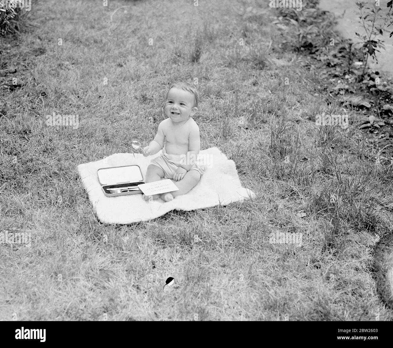 Premio Queens delle ali del bambino campione del vento. Da un record di oltre 200, Michael John Burt, di 10 mesi, ha vinto il premio della Regina è campione bambino di Windsor. Michael è figlio di MR e Mrs K Burt di Arthur Road, Windsor. Il suo premio è un coltello, forchetta e cucchiaio d'argento in una custodia recante le armi reali. Spettacoli fotografici, Michael Burt sorride del Premio della Regina, alla sua casa di Windsor. 2 agosto 1938 Foto Stock