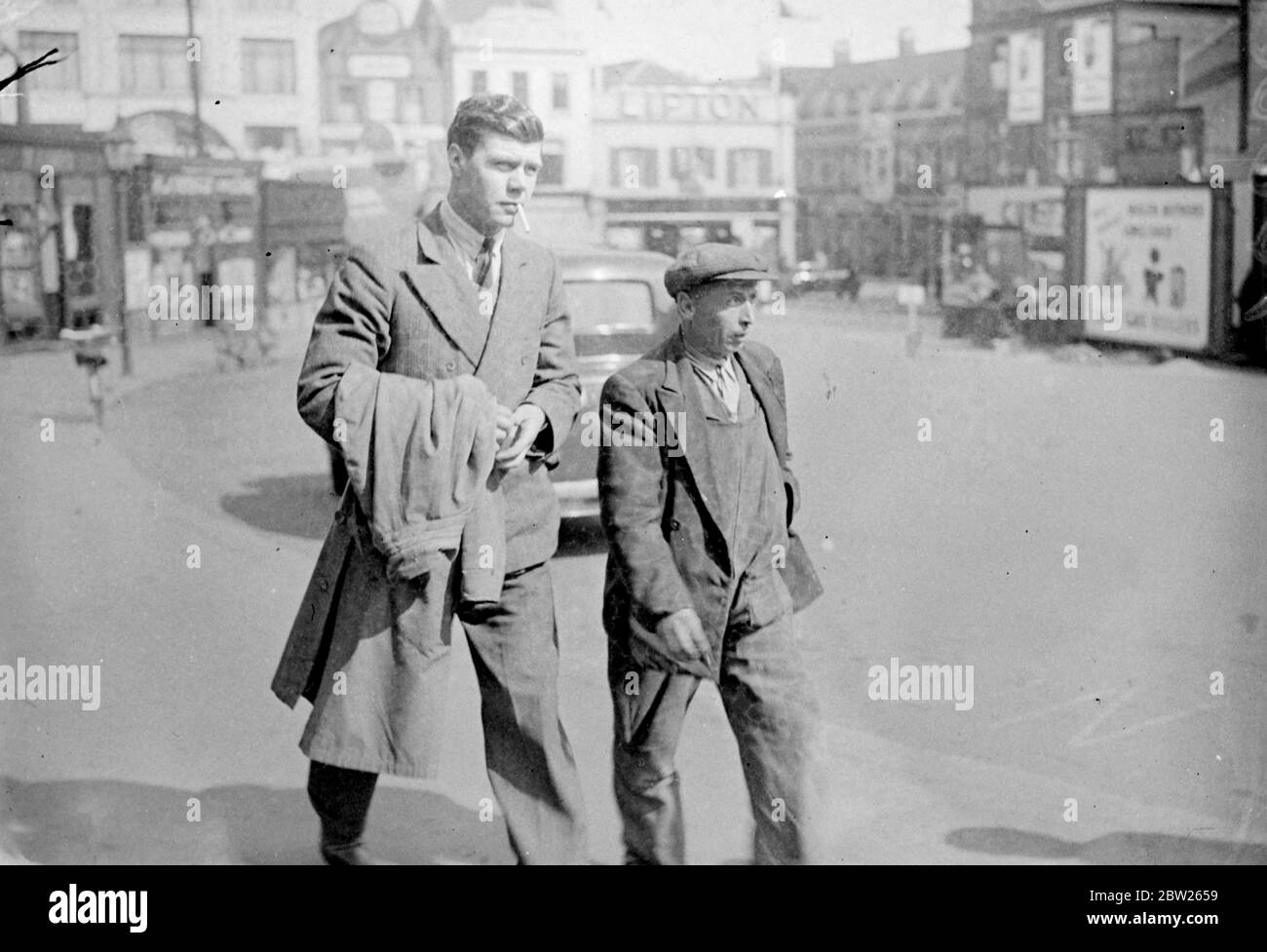 L'uomo è stato inviato in prigione per aver causato inutili sofferenze ai cani. Conversazione in autobus. La conversazione ascoltata in un autobus ha portato alla convinzione di Wallace Henry Chiesa di grande Wakering, vicino Southend, Essex, per aver causato inutili sofferenze a un cane e ai suoi sei cuccioli. Un poliziotto che fornisce prove alla corte di polizia di Southend, ha detto che ha sentito i passeggeri che parlano dei cani e ha chiamato per indagare. La Chiesa è stata condannata a 14 giorni di reclusione e ha squalificato di detenere una licenza per cani per cinque anni. Il cane e i cuccioli soffrivano di mange. Foto spettacoli, Wallace Chiesa (più breve) con una polizia o Foto Stock