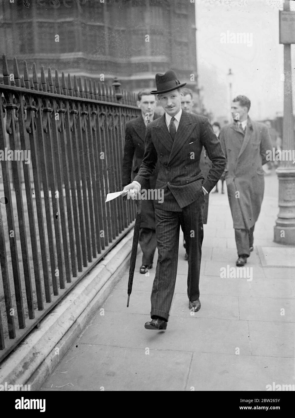 Premier Earl alla prova del matrimonio di Queens, nipote. Una prova si è svolta a St Margaret's, Westminster, del matrimonio di Miss Anne Bowes Lyon, nipote della Regina, al visconte Anson. Il matrimonio si svolge domani. (Giovedì). Spettacoli fotografici, il conte di Shrewsbury, primo conte d'Inghilterra, lasciando St Margaret's dopo la prova. 27 aprile 1938 Foto Stock