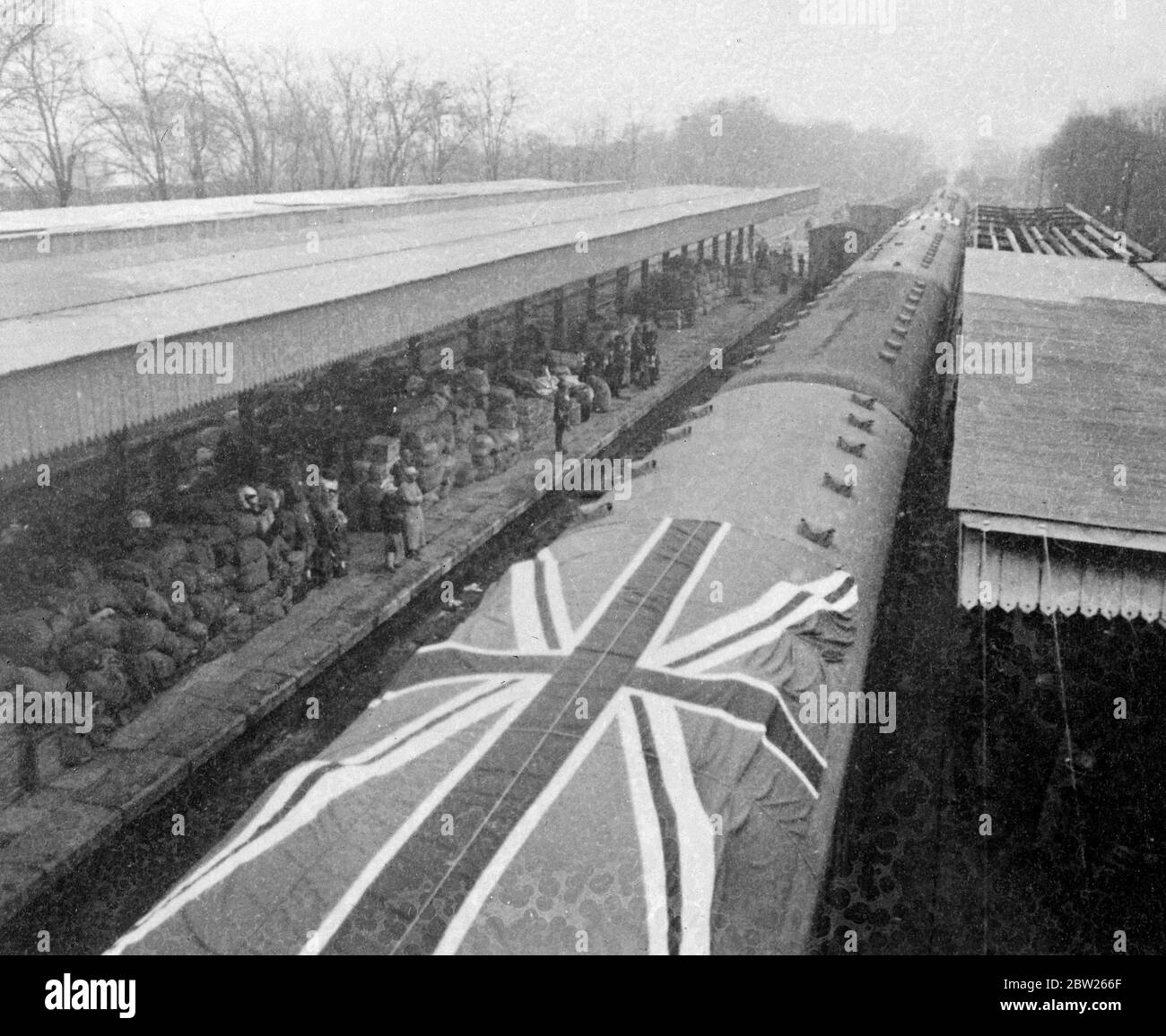 Union Jack protegge gli stranieri mentre fuggono dalla zona cinese dei pericoli. Un grande sindacato Jack si è diffuso sul tetto di un treno come avvertimento agli airmen giapponesi quando ha lasciato Hankow, la sede cinese, per portare 300 stranieri in sicurezza a Hong Kong. Si tratta di uno dei "treni internazionali" che, protetti da bandiere britanniche, americane, francesi o tedesche, sono organizzati dal Foreign Transportation Committee, istituito dalle autorità consolari straniere e da importanti imprenditori ad Hankow, per evacuare gli stranieri. 25 gennaio 1938 Foto Stock