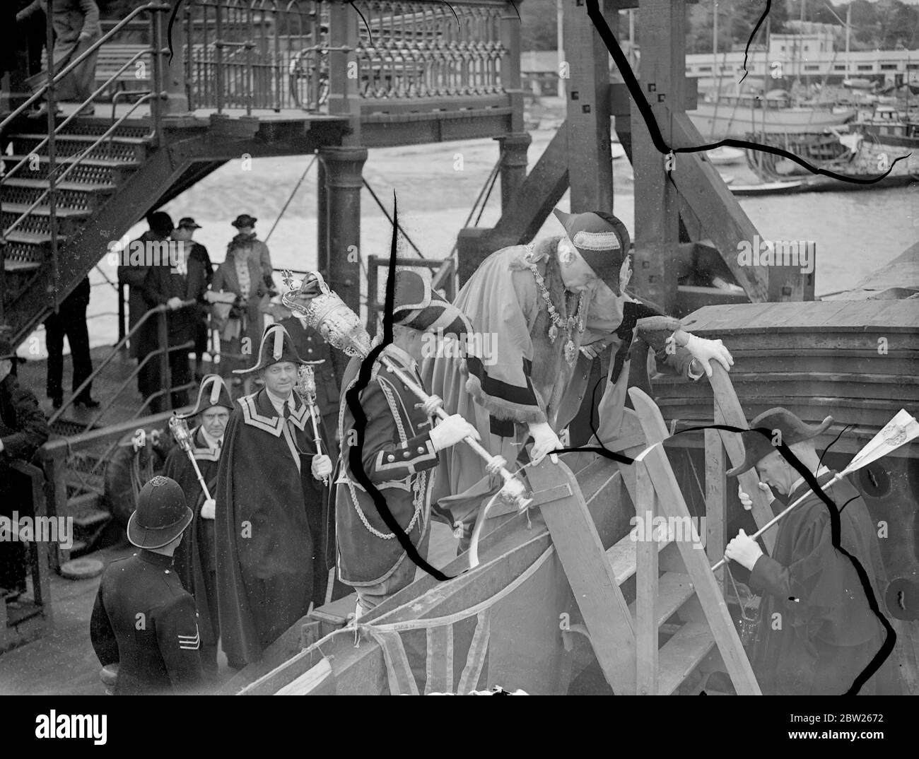 Ammiraglio della Corte Medway in una chiatta. Sindaco in secoli vecchio ufficio. L'ammiraglio della Corte Medway, che controlla venti miglia della pesca fluviale, ha avuto la sua riunione annuale nello scafo di una chiatta ormeggiata al largo di Rochester per ascoltare le controversie o le domande presentate dai pescatori liberi del Consigliere Medway e C Edmunds, Sindaco di Rochester, Presieduta dalla Corte come Ammiraglio della Medway, una posizione per centuriesby Mayor della città del Kent, dodici pescatori liberi formano la giuria. Mostre fotografiche, Consigliere e C Edmunds, sindaco di Rochester e ammiraglio della Medway, che sono aiutati a bordo della chiatta. 9 Foto Stock