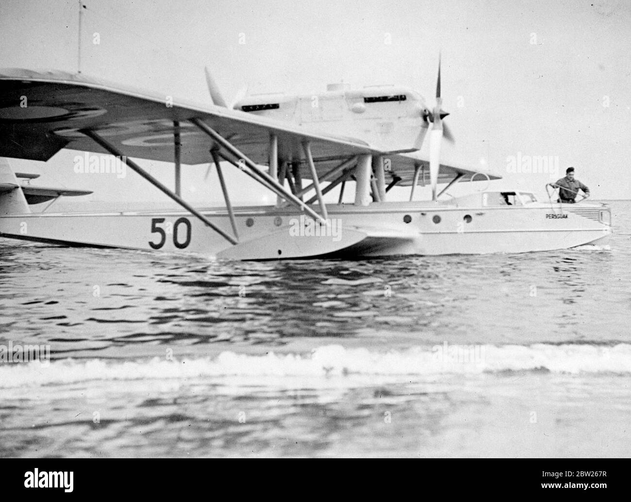 Dean vola in cerca di nuove terre nel Mare del Polo Nord. Come le avventure di vecchi, ma utilizzando un aereo invece di una nave a vela, il dottor Lauge Koch ha lasciato Copenhagen per cercare nuove terre. Il dottor Koch sta esplorando il Mare del Nord. Spettacoli fotografici, la barca volante tedesca Dornier Wal prima del decollo. 2 maggio 1938 Foto Stock