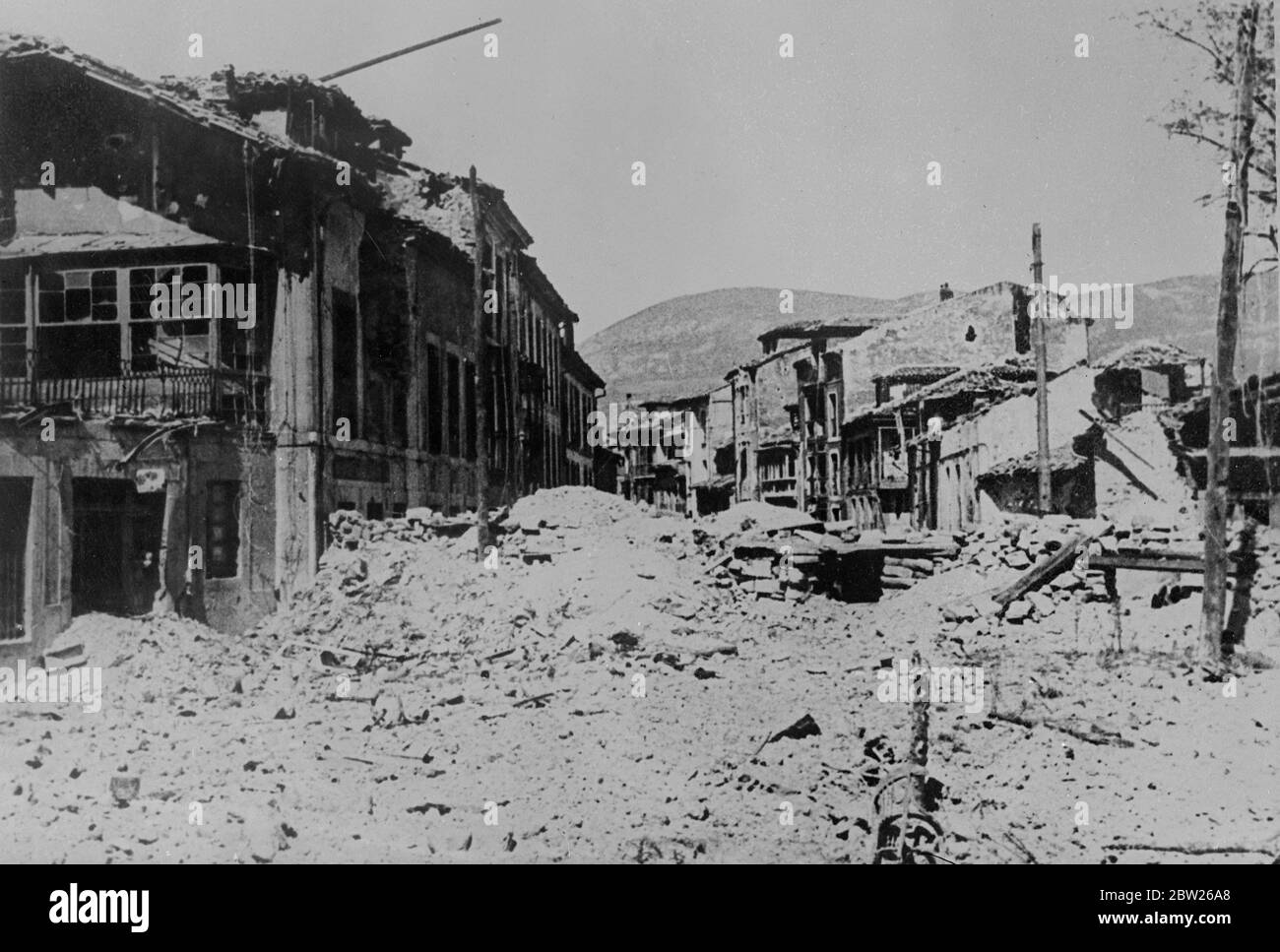 Il flusso di guerra e il riflusso di Teruel è in rovina. Una foto appena ricevuta a Londra della parte meridionale di Teruel una massa di rovine e detriti come risultato di un costante bombardamento di aria e artiglieria. Per molte settimane, la città è stata il centro di una dura lotta tra le forze governative spagnole e nazionalisti catturati dai lealisti, Teruel è ancora una volta l'obiettivo di un grande attacco nazionalista che si è riferito di incontrare con notevole successo. 8 febbraio 1938 Foto Stock