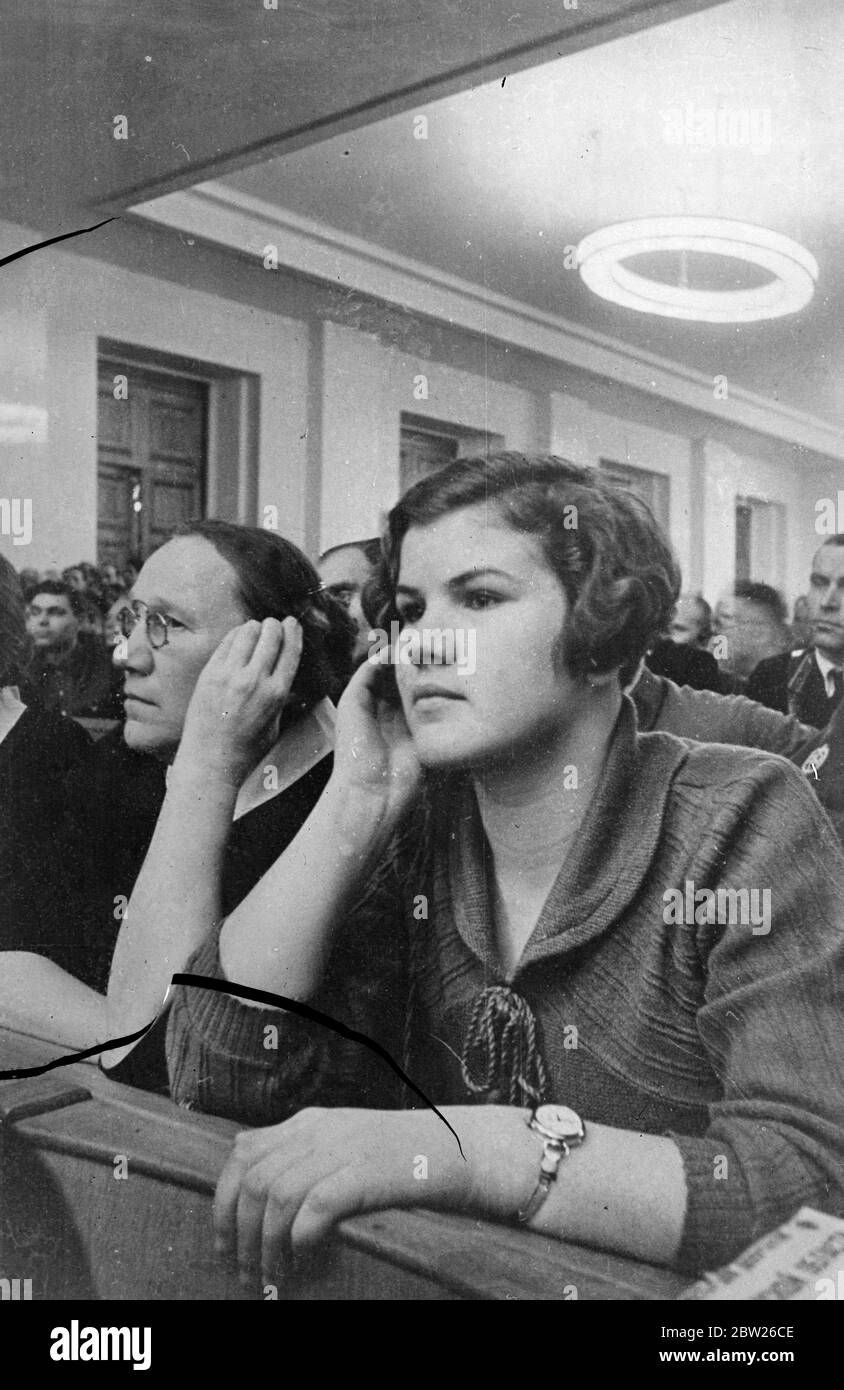 'Grande impresa' donna di 19 anni è sovietico più giovane MP. La più giovane deputata al primo Parlamento dell'Unione Sovietica recentemente eletto è la signorina K Sakhharova, di 19 anni. Nonostante la sua gioventù, la sig.ra Sacharova è già vice direttore di una delle più grandi fabbriche tessili dell'Unione Sovietica. Mostre fotografiche, la signorina K Sakharova, di 19 anni, ascoltando attentamente un discorso alla prima sessione del parlamento sovietico a Mosca. 24 gennaio 1938 Foto Stock