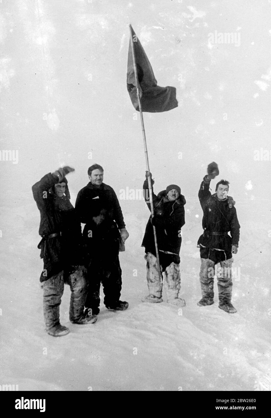 In primo luogo, un'esclusiva immagini del salvataggio della spedizione del Polo Nord dal loro ghiaccio galleggiante. Queste immagini, che erano appena arrivate a Londra, le prime (ed esclusive) immagini del salvataggio dei quattro scienziati russi e del loro cane, Jolly, dal piccolo ghiaccio galleggiante dopo che avevano deviato per nove mesi dal Polo Nord verso la costa della Groenlandia. Gli scienziati, Ivan Papanin (leader), Ernest Krenkel (operatore radio), Pyotr Shirshov (biologo marino), Eugene Federov (astronomo), sono stati presi dal campo di ghiaccio dai rompighiaccio sovietici Taimir e Murman come il ghiaccio stava sgretolando essere Foto Stock