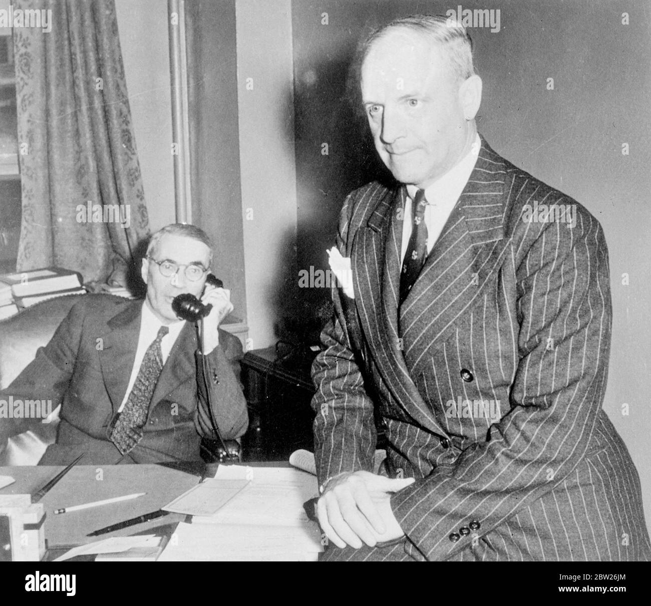 La villa del milionario 'occupato' dalla testa rossa che lo voleva sposarla. La signora Hedi Heusser, moglie divorziata di 28 anni con i capelli rossi di un produttore svizzero di sci, ha organizzato uno sciopero sit down nella residenza del signor Rolle K Blanchard a Irvington, New York, nel tentativo di convincerlo a sposarla. Disse che Blanchard aveva promesso il suo matrimonio. Il produttore milionario ha cercato rifugio a bordo del suo yacht. Foto, Rolle K Blanchard durante una visita presso l'ufficio legale di White Plains, nello Stato di New York, quando la "regidenza" della signora heusser è entrata nel suo nono giorno. L'avvocato William D Cunningham è alle spalle Foto Stock