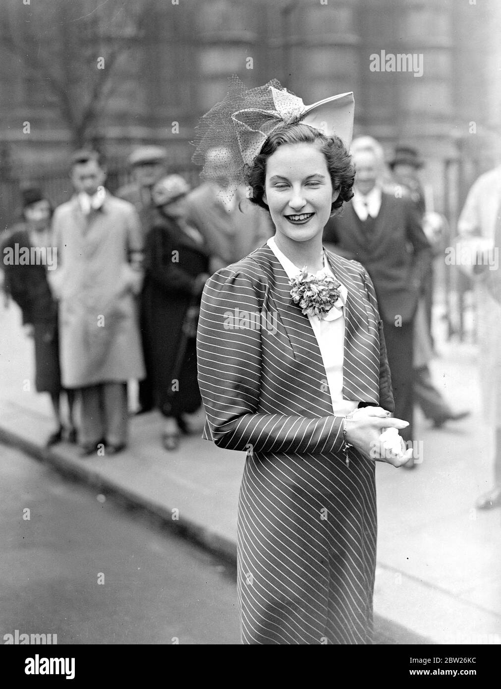 Queens, nipote, lascia dopo la prova del suo matrimonio. Una prova si è svolta a St Margaret's, Westminster, del matrimonio di Miss Anne Bowes Lyon, nipote della Regina, al visconte Anson. Il matrimonio si svolge domani. (Giovedì). Spettacoli fotografici, Miss Anne Bowes Lyon , sorridente mentre uscì da St Margaret dopo la prova. 27 aprile 1938 Foto Stock