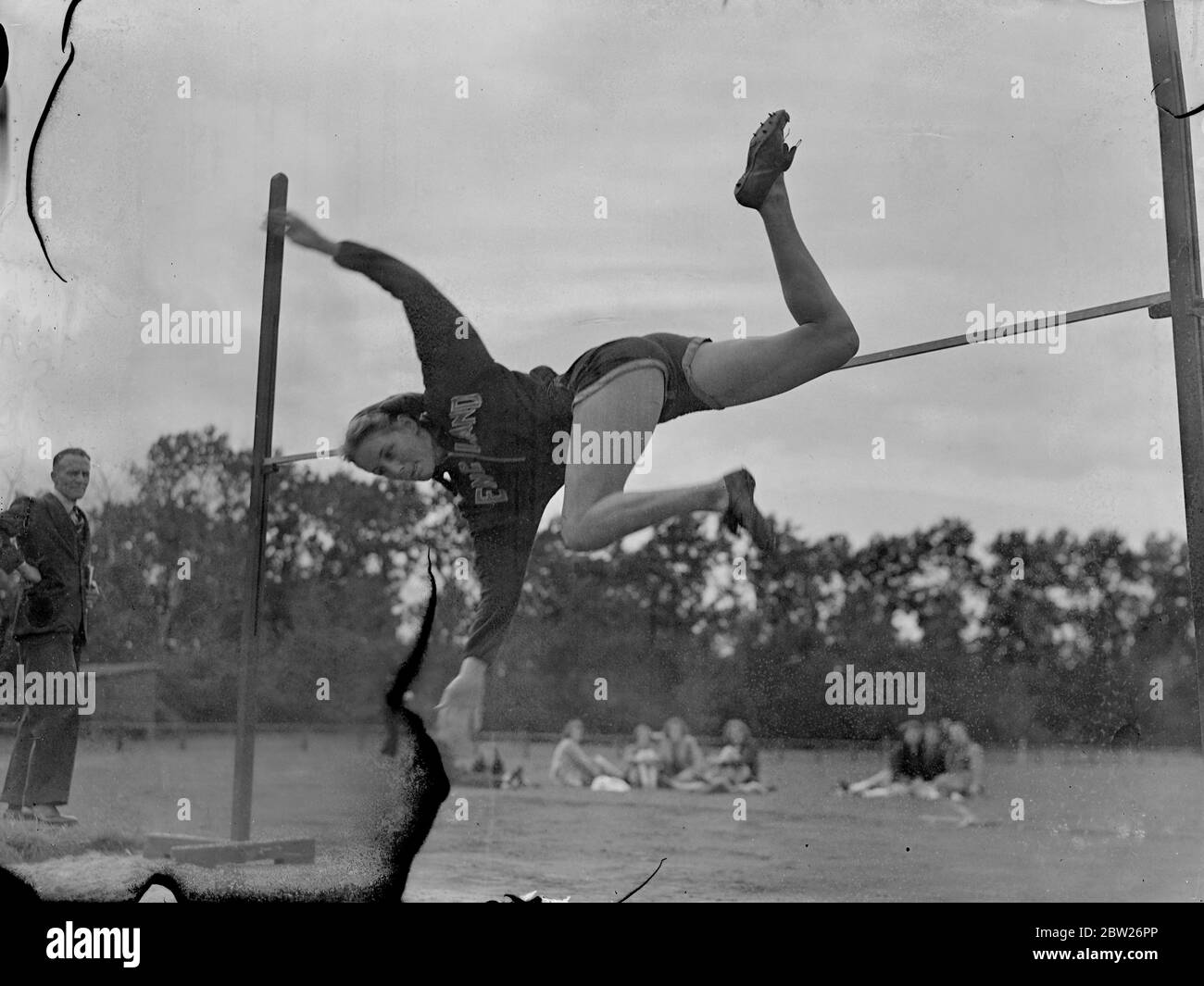 Dorothy Odam vince il salto alto a Sport delle Donne. L'annuale partita di atletica femminile tra British University e Mitcham si è svolta al Motspur Park, Surrey. 9 luglio 1938 Foto Stock