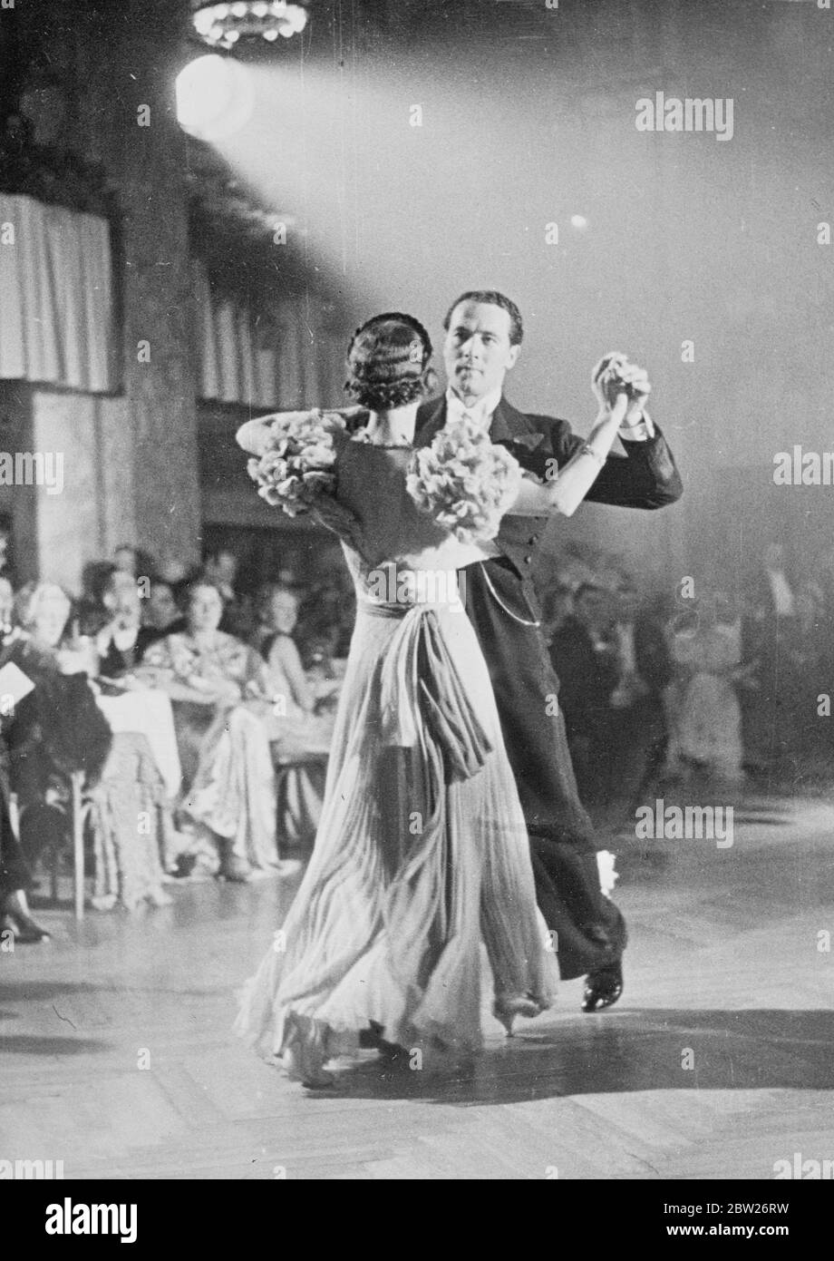 La coppia britannica vince il campionato europeo di ballo a Berlino. John Whirls e Miss Rense Sissons, campioni di ballo amatoriale britannico, hanno ricevuto nuovamente il titolo europeo in occasione di un concorso tenutosi nella sala da ballo dello zoo di Berlino. Spettacoli fotografici, John Wells e Miss Renee Sissons scivolano sul pavimento mentre hanno partecipato al concorso. 18 ottobre 1937 Foto Stock