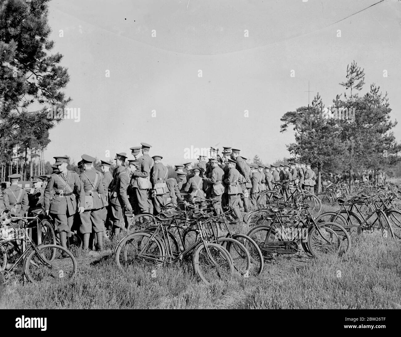 I cadetti militari vedono l'artiglieria in azione. La batteria da campo a forza di guerra ha dato una dimostrazione vicino a Camberley (Surrey) dalle istruzioni dei cadetti dal Royal Military College (Sandhurst). Spettacoli fotografici, cadetti che guardano l'artiglieria in azione dal poggio. 2 marzo 1938 Foto Stock